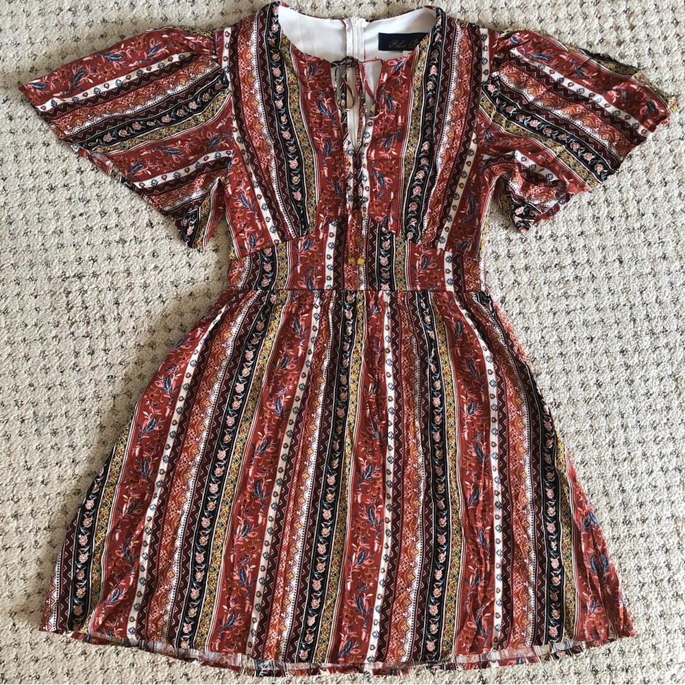 Francesca’s floral pattern dress with fitted waist. Size XS. New with tag.